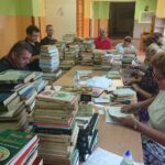 25.08.2020 Doły Biskupie. Przygotowania do otwarcia wiejskiej biblioteki / Anna Głąb / Radio Kielce