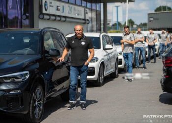 W sezonie 2020/21 członkowie drużyny KS Kielce będą jeździć nowymi samochodami BMW. Na zdjęciu (na pierwszym planie): Talant Dujszebajew - trener KS Kielce / Patryk Ptak / kielcehandball.pl