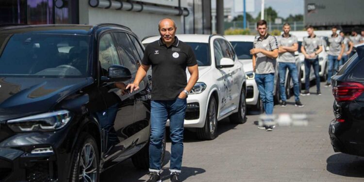 W sezonie 2020/21 członkowie drużyny KS Kielce będą jeździć nowymi samochodami BMW. Na zdjęciu (na pierwszym planie): Talant Dujszebajew - trener KS Kielce / Patryk Ptak / kielcehandball.pl