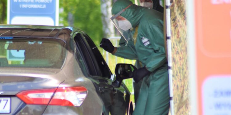 04.06.2020 Starachowice. Rozpoczęcie działań mobilnego punkt pobrań na obecność koronawirusa / st. szer. OT Daniel Woś / 10. ŚBOT