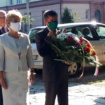 01.08.2020 Sandomierz. 76. rocznica wybuchu Powstania Warszawskiego. Kwiaty składa delegacja kieleckiej delegatury IPN (od lewej): Dorota Koczwańska-Kalita - naczelnik i Leszek Bukowski / Grażyna Szlęzak-Wójcik / Radio Kielce