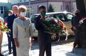 01.08.2020 Sandomierz. 76. rocznica wybuchu Powstania Warszawskiego. Kwiaty składa delegacja kieleckiej delegatury IPN (od lewej): Dorota Koczwańska-Kalita - naczelnik i Leszek Bukowski / Grażyna Szlęzak-Wójcik / Radio Kielce