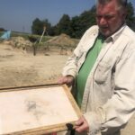 06.08.2020. Wilczyce. Grób odkryty przez archeologów. Na zdjęciu: dr Tomasz Boroń - Państwowa Akademia Nauk w Warszawie / Grażyna Szlęzak-Wójcik / Radio Kielce