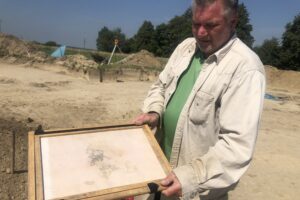 06.08.2020. Wilczyce. Grób odkryty przez archeologów. Na zdjęciu: dr Tomasz Boroń - Państwowa Akademia Nauk w Warszawie / Grażyna Szlęzak-Wójcik / Radio Kielce