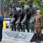 04.08.2020. Kraków. 55. Marsz Szlakiem I Kompanii Kadrowej. Uroczystości pod pomnikiem Marszałka Józefa Piłsudskiego. Na zdjęciu (od lewej): Jan Józef Kasprzyk, szef Urzędu do Spraw Kombatantów i Osób Represjonowanych, Dionizy Krawczyński - komendant marszu / Michał Rybak / oficer prasowy 55. Marszu Szlakiem I Kompanii Kadrowej