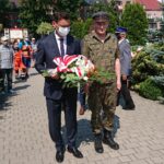 07.08.2020 Miechów. 55. Marsz Szlakiem Pierwszej Kompanii Kadrowej. Kwiaty składają (od lewej): Dariusz Marczewski - burmistrz Miechowa i Andrzej Fischer – zastępca komendanta marszu / Ewa Pociejowska-Gawęda / Radio Kielce