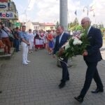 08.08.2020. Wodzisław. 55. Marsz Szlakiem I Kompanii Kadrowej. Na zdjęciu (od lewej): Marek Bogusławski - wicemarszałek województwa świętokrzyskiego, Dominik Łukasik - wójt Wodzisławia, Maciej Długosz - departament Edukacji, Kultury i Sportu Urząd Marszałkowskiego Województwa Świętokrzyskiego / Ewa Pociejowska-Gawęda / Radio Kielce