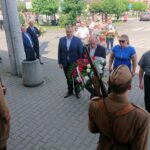 08.08.2020. Wodzisław. 55. Marsz Szlakiem I Kompanii Kadrowej. Na zdjęciu (od lewej): Hubert Galiński - radny gminy Wodzisław, Dominik Łukasik - wójt Wodzisławia, Renata Koziara - sekretarz gminy Wodzisław,   ks. Mieczysław Robak - proboszcz parafii Św. Marcina w Wodzisławiu / Ewa Pociejowska-Gawęda / Radio Kielce