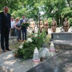 08.08.2020. Wodzisław. 55. Marsz Szlakiem I Kompanii Kadrowej. Na zdjęciu (od lewej): Marek Bogusławski -  wicemarszałek województwa świętokrzyskiego, Dominik Łukasik - wójt Wodzisławia, Maciej Długosz - departament Edukacji, Kultury i Sportu Urzędu Marszałkowskiego Województwa Świętokrzyskiego / Ewa Pociejowska-Gawęda / Radio Kielce