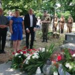 08.08.2020. Wodzisław. 55. Marsz Szlakiem I Kompanii Kadrowej. Na zdjęciu (od lewej): ks. Mieczysław Robak - proboszcz parafii Św. Marcina w Wodzisławiu, Renata Koziara - sekretarz gminy Wodzisław, Dominik Łukasik - wójt Wodzisławia / Ewa Pociejowska-Gawęda / Radio Kielce