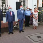 09.08.2020. Jędrzejów. 55. Marsz Szlakiem I Kompani Kadrowej. Powitanie uczestników marszu. Na zdjęciu (od lewej): Marcin Piszczek - burmistrz Jędrzejowa, MArek Bogusławski - wicemarszałek województwa świętokrzyskiego, Paweł Faryna - starosta jędrzejowski i Maria Barańska - wicestarosta jędrzejowski / Ewa Pociejowska-Gawęda / Radio Kielce