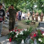 08.08.2020. Wodzisław. 55. Marsz Szlakiem I Kompanii Kadrowej. Na zdjęciu (od lewej): Lesław Dykacz - uczestnik marszu, Andrzej Fischer – zastępca komendanta 55. Marszu Szlakiem I Kompanii Kadrowej / Ewa Pociejowska-Gawęda / Radio Kielce