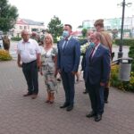 09.08.2020. Jędrzejów. 55. Marsz Szlakiem I Kompani Kadrowej. Powitanie uczestników marszu. Na zdjęciu (od lewej): Marek Mentel - przewodniczący Rady Powiatu Jędrzejowskiego, Maria Barańska - wicestarosta jędrzejowski, Paweł Faryna - starosta jędrzejowski i Marek Bogusławski - wicemarszałek województwa świętokrzyskiego / Ewa Pociejowska-Gawęda / Radio Kielce