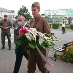 09.08.2020. Jędrzejów. 55. Marsz Szlakiem I Kompani Kadrowej. Powitanie uczestników marszu. Na zdjęciu (po lewej): Marcin Piszczek - burmistrz Jędrzejowa / Ewa Pociejowska-Gawęda / Radio Kielce