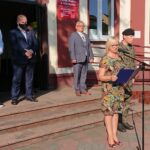 10.08.2020 Jędrzejów. 55. Marsz Szlakiem I Kompani Kadrowej. Przemawia: Maria Barańska - wicestarosta powiatu jędrzejowskiego. Z tyłu (od lewej): Jarosław Krawczyk - członek zarządu powiatu, burmistrz Marcin Piszczek i Marek Mentel - przewodniczący rady powiatu / Ewa Pociejowska-Gawęda / Radio Kielce