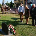 10.08.2020 Jędrzejów. 55. Marsz Szlakiem I Kompani Kadrowej. Kwiaty składają (od lewej): Jarosław Krawczyk - członek zarządu powiatu, Maria Barańska - wicestarosta powiatu jędrzejowskiego i Marek Mentel - przewodniczący rady powiatu / Ewa Pociejowska-Gawęda / Radio Kielce