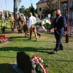 10.08.2020 Jędrzejów. 55. Marsz Szlakiem I Kompani Kadrowej. Kwiaty składa burmistrz Marcin Piszczek / Ewa Pociejowska-Gawęda / Radio Kielce