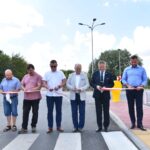 10.08.2020. Końskie. Otwarcie ronda im. Sylweriusza Jaworskiego. Na zdjęciu (od lewej): Marek Kozerawski - radny, Andrzej Jedynak - radny, Piotr Słoka - przewodniczący Rady Miasta w Końskich, Paweł Błaszczyk - współwłaściciel firmy ALBUD, Krzysztof Obratański - burmistrz Końskich, Zbigniew Koniusz - wojewoda świętokrzyski, Paweł Bednarczyk - właściciel firmy ALBUD i Zbigniew Kowalczyk - przewodniczący Rady Powiatu Koneckiego / Magda Galas / Radio Kielce