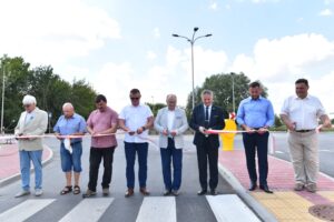 10.08.2020. Końskie. Otwarcie ronda im. Sylweriusza Jaworskiego. Na zdjęciu (od lewej): Marek Kozerawski - radny, Andrzej Jedynak - radny, Piotr Słoka - przewodniczący Rady Miasta w Końskich, Paweł Błaszczyk - współwłaściciel firmy ALBUD, Krzysztof Obratański - burmistrz Końskich, Zbigniew Koniusz - wojewoda świętokrzyski, Paweł Bednarczyk - właściciel firmy ALBUD i Zbigniew Kowalczyk - przewodniczący Rady Powiatu Koneckiego / Magda Galas / Radio Kielce