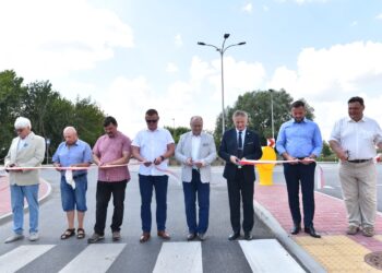 10.08.2020. Końskie. Otwarcie ronda im. Sylweriusza Jaworskiego. Na zdjęciu (od lewej): Marek Kozerawski - radny, Andrzej Jedynak - radny, Piotr Słoka - przewodniczący Rady Miasta w Końskich, Paweł Błaszczyk - współwłaściciel firmy ALBUD, Krzysztof Obratański - burmistrz Końskich, Zbigniew Koniusz - wojewoda świętokrzyski, Paweł Bednarczyk - właściciel firmy ALBUD i Zbigniew Kowalczyk - przewodniczący Rady Powiatu Koneckiego / Magda Galas / Radio Kielce