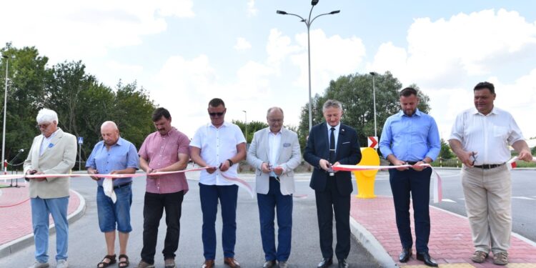 10.08.2020. Końskie. Otwarcie ronda im. Sylweriusza Jaworskiego. Na zdjęciu (od lewej): Marek Kozerawski - radny, Andrzej Jedynak - radny, Piotr Słoka - przewodniczący Rady Miasta w Końskich, Paweł Błaszczyk - współwłaściciel firmy ALBUD, Krzysztof Obratański - burmistrz Końskich, Zbigniew Koniusz - wojewoda świętokrzyski, Paweł Bednarczyk - właściciel firmy ALBUD i Zbigniew Kowalczyk - przewodniczący Rady Powiatu Koneckiego / Magda Galas / Radio Kielce