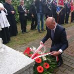 23.08.2020 Koniemłoty. Uroczystości w 44. rocznicę śmierci ks. Romana Kotlarza. Kwiaty składa wiceminister spraw zagranicznych Piotr Wawrzyk / Anna Głąb / Radio Kielce