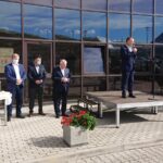 31.08.2020. Chęciny. Testy na obecność koronawirusa dla nauczycieli z gminy Chęciny. Na zdjęciu (od lewej): Marcin Zawierucha - dyrektor RCNT w Podzamczu,  Łukasz Madej - koordynator laboratorium RCNT, Krzysztof Lipiec - lider świętokrzyskich struktur PiS i Robert Jaworski - burmistrz Chęcin / Michał Kita / Radio Kielce