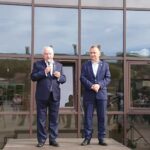 31.08.2020. Chęciny. Testy na obecność koronawirusa dla nauczycieli z gminy Chęciny. Na zdjęciu (od lewej): Krzysztof Lipiec - lider świętokrzyskich struktur PiS i Robert Jaworski - burmistrz Chęcin / Michał Kita / Radio Kielce