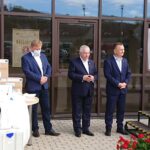 31.08.2020. Chęciny. Testy na obecność koronawirusa dla nauczycieli z gminy Chęciny. Na zdjęciu (od lewej): Marcin Zawierucha - dyrektor RCNT w Podzamczu, Krzysztof Lipiec - lider świętokrzyskich struktur PiS i Robert Jaworski - burmistrz Chęcin / Michał Kita / Radio Kielce