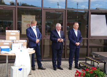 31.08.2020. Chęciny. Testy na obecność koronawirusa dla nauczycieli z gminy Chęciny. Na zdjęciu (od lewej): Marcin Zawierucha - dyrektor RCNT w Podzamczu, Krzysztof Lipiec - lider świętokrzyskich struktur PiS i Robert Jaworski - burmistrz Chęcin / Michał Kita / Radio Kielce