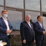 31.08.2020. Chęciny. Testy na obecność koronawirusa dla nauczycieli z gminy Chęciny. Na zdjęciu (od lewej): Marcin Zawierucha - dyrektor RCNT w Podzamczu, Krzysztof Lipiec - lider świętokrzyskich struktur PiS i Robert Jaworski - burmistrz Chęcin / Michał Kita / Radio Kielce