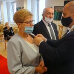 04.08.2020. Jędrzejów. Uroczystość 50-lecia pożycia małżeńskiego. Barbara i Andrzej Borek. Medale wręcza Marcin Piszczek - burmistrz Jędrzejowa / Ewa Pociejowska-Gawęda / Radio Kielce