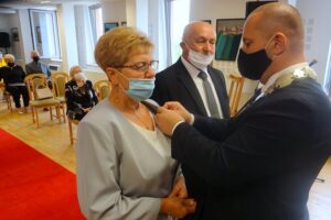 04.08.2020. Jędrzejów. Uroczystość 50-lecia pożycia małżeńskiego. Barbara i Andrzej Borek. Medale wręcza Marcin Piszczek - burmistrz Jędrzejowa / Ewa Pociejowska-Gawęda / Radio Kielce