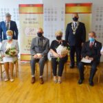 04.08.2020. Jędrzejów. Uroczystość 50-lecia pożycia małżeńskiego. Na zdjęciu (od lewej): Waldemar Gładysz - kierownik USC w Jędrzejowie i Marcin Piszczek - burmistrz Jędrzejowa; na dole: Barbara i Andrzej Borek, Wanda i Józef Chabior, Janina i Włodzimierz Chatys / Ewa Pociejowska-Gawęda / Radio Kielce
