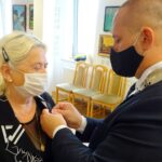 04.08.2020. Jędrzejów. Uroczystość 50-lecia pożycia małżeńskiego. Barbara Glejzer. Medal wręcza Marcin Piszczek - burmistrz Jędrzejowa / Ewa Pociejowska-Gawęda / Radio Kielce