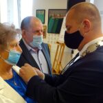 04.08.2020. Jędrzejów. Uroczystość 50-lecia pożycia małżeńskiego. Władysława i Henryk Krzysztofik. Medale wręcza Marcin Piszczek - burmistrz Jędrzejowa / Ewa Pociejowska-Gawęda / Radio Kielce