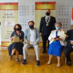 04.08.2020. Jędrzejów. Uroczystość 50-lecia pożycia małżeńskiego. Na zdjęciu (od lewej): Waldemar Gładysz - kierownik USC w Jędrzejowie i Marcin Piszczek - burmistrz Jędrzejowa; na dole: Barbara Glejzer, Anna Kwaśnik-Gliwińska i Tadeusz Gliwiński, Władysława i Henryk Krzysztofik / Ewa Pociejowska-Gawęda / Radio Kielce