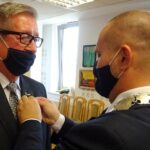 04.08.2020. Jędrzejów. Uroczystość 50-lecia pożycia małżeńskiego. Jerzy Matuszewski. Medal wręcza Marcin Piszczek - burmistrz Jędrzejowa / Ewa Pociejowska-Gawęda / Radio Kielce