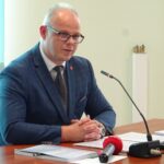 28.08.2020 Małogoszcz. Sesja absolutoryjna rady miasta. Na zdjęciu:  Mariusz Piotrowski - burmistrz Małogoszcza / Ewa Pociejowska-Gawęda / Radio Kielce