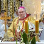 29.08.2020. Jędrzejów. Poświęcenie figury bł. Wincentego Kadłubka. Na zdjęciu: biskup pomocniczy archidiecezji krakowskiej, ks. Janusz Mastalski / Ewa Pociejowska-Gawęda / Radio Kielce