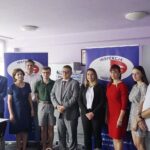 07.08.2020 Kielce. Finał II Świętokrzyskiej Olimpiadzie Wiedzy Konsumenckiej. Z lewej starosta Mirosław Gębski i zwycięzcy konkursu / Daniel Jabłoński, Jakub Suchenia / Radio Kielce