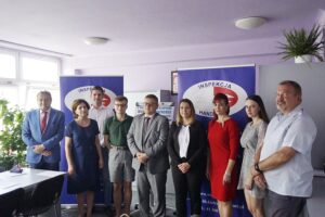 07.08.2020 Kielce. Finał II Świętokrzyskiej Olimpiadzie Wiedzy Konsumenckiej. Z lewej starosta Mirosław Gębski i zwycięzcy konkursu / Daniel Jabłoński, Jakub Suchenia / Radio Kielce