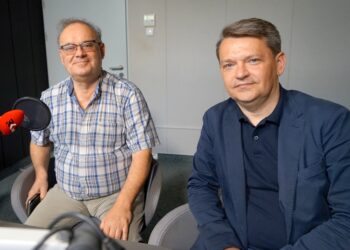 07.08.2020. Kielce. Rozmowa Dnia. Na zdjęciu (od lewej): Artur Jaroń – dyrektor Zespołu Państwowych Szkół Muzycznych w Kielcach i prof. Robert Kotowski – dyrektor Muzeum Narodowego w Kielcach / Kamil Król / Radio Kielce