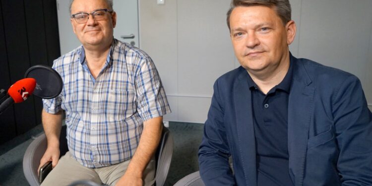 07.08.2020. Kielce. Rozmowa Dnia. Na zdjęciu (od lewej): Artur Jaroń – dyrektor Zespołu Państwowych Szkół Muzycznych w Kielcach i prof. Robert Kotowski – dyrektor Muzeum Narodowego w Kielcach / Kamil Król / Radio Kielce