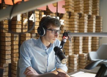 11.08.2020 Radio Kielce. Na zdjęciu: Michał Kita - prowadzący audycję / Karol Żak / Radio Kielce