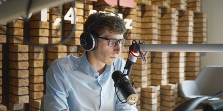 11.08.2020 Radio Kielce. Na zdjęciu: Michał Kita - prowadzący audycję / Karol Żak / Radio Kielce