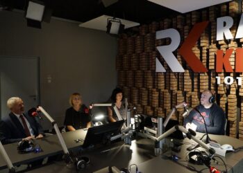 Na zdjęciu (od lewej): Kazimierz Mądzik - świętokrzyski kurator oświaty,  Katarzyna Cedro - dyrektor VI LO w Kielcach, Barbara Dziedzic - dyrektor Samorządowego Ośrodka Doradztwa Metodycznego i Doskonalenia Nauczycieli w Kielcach i Daniel Lenart - Radio Kielce / Dionizy Krawczyński / Radio Kielce