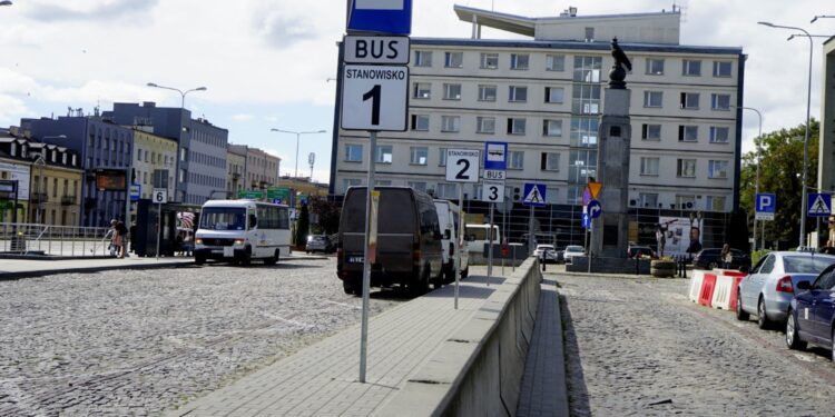 31.08.2020. Kielce. Tymczasowy dworzec autobusowy na Placu Niepodległości / Piotr Kwaśniewski / Radio Kielce