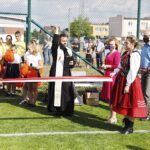 09.08.2020. Pawłów. Otwarcie pełnowymiarowego boiska do piłki nożnej. Na zdjęciu (w środku): ks. Sylwester Kosior, Anna Krupka - wiceminister sportu i Marek Wojtas - wójt Pawłowa / Jarosław Kubalski / Radio Kielce