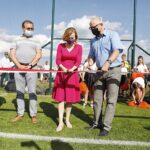 09.08.2020. Pawłów. Otwarcie pełnowymiarowego boiska do piłki nożnej. Na zdjęciu (od lewej): Maciej Bidziński - dyrektor Gminnego Ośrodka Kultury i Sportu w Pawłowie, Krzysztof Charemski - sekretarz gminy Pawłów, Anna Krupka - wiceminister sportu i Marek Wojtas - wójt Pawłowa / Jarosław Kubalski / Radio Kielce